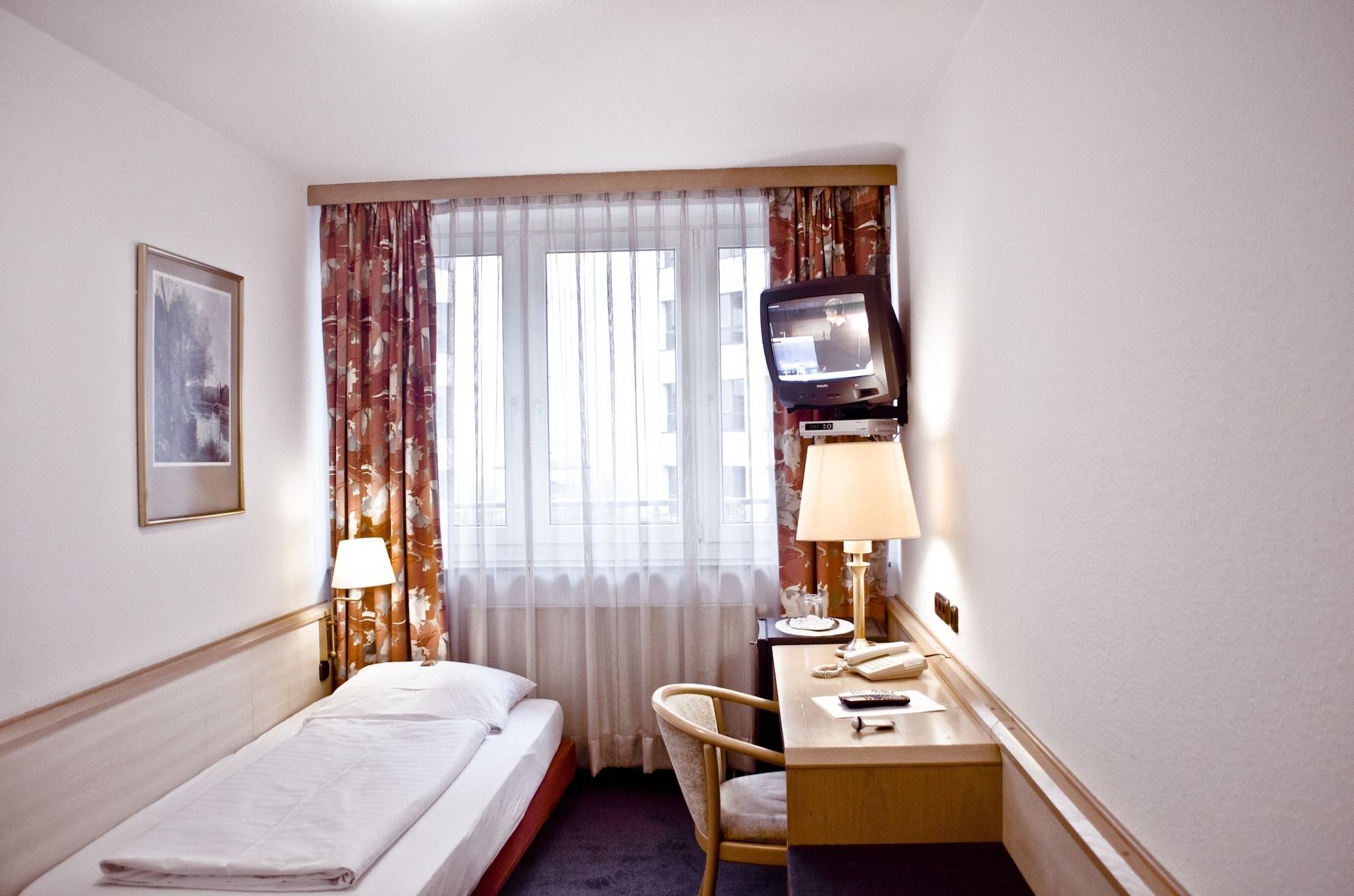 Adler Hotel Frankfurt Франкфурт-на-Майне Экстерьер фото